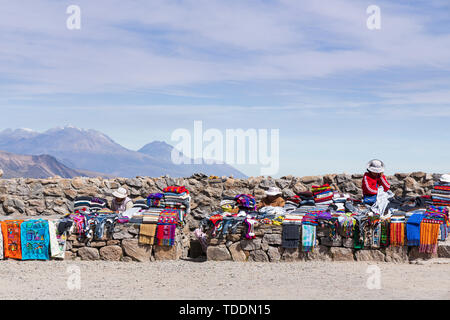 Mesdames Quechua fait main vente de tissus tissés ou produits à l'hôtel Mirador de Patapampa, 4900m au-dessus du niveau de la mer, Réserve nationale de Salinas y Aguada Blanc Banque D'Images