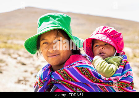 Portrait d'une femme Quechua avec un bébé dans la réserve nationale de Salinas y Aguada Blanca, Arequipa, Pérou, Banque D'Images