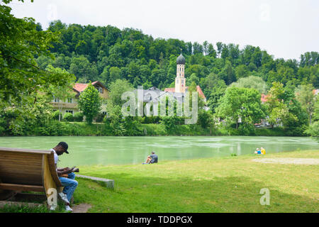 Wolfratshausen : rivière Loisach, église St Andreas, vieille ville de Oberbayern, Tölzer Land, Haute-Bavière, Bayern, Bavière, Allemagne Banque D'Images