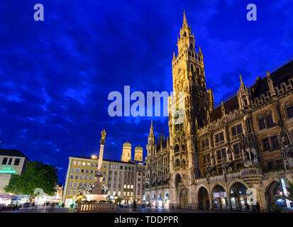 München, Munich : place Marienplatz, nouvel hôtel de ville, l'église de Frauenkirche Oberbayern, Munich, Haute-Bavière, Bayern, Bavière, Allemagne Banque D'Images