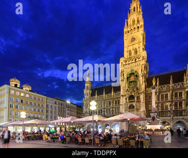 München, Munich : place Marienplatz, nouvel hôtel de ville, l'église Frauenkirche, restaurant en plein air dans Oberbayern, Munich, Haute-Bavière, Bayern, Bavaria, G Banque D'Images