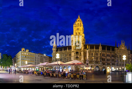 München, Munich : place Marienplatz, nouvel hôtel de ville, l'église Frauenkirche, restaurant en plein air dans Oberbayern, Munich, Haute-Bavière, Bayern, Bavaria, G Banque D'Images