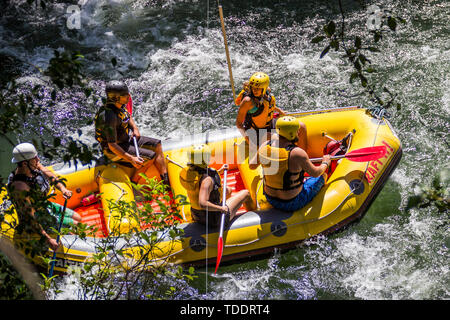 Groupe de jeunes white water rafting à proximité de l'Okere Falls, la Nouvelle-Zélande le 26 février 2012 Banque D'Images