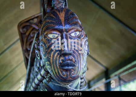 Sculpture en bois traditionnel Maori -masque à Rotorua, Nouvelle-Zélande le 26 février 2012 Banque D'Images