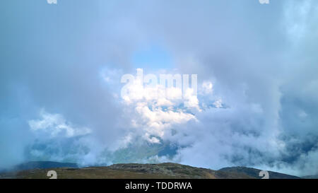 La gamme de montagne nuages paysage panoramique. Carpates Banque D'Images