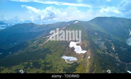 La gamme de montagne nuages paysage panoramique. Carpates Banque D'Images