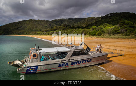 Parc national Abel Tasman sea shuttle boat on beach en attente de passagers dans la région de parc national Abel Tasman, Nouvelle-Zélande le 5 mars 2012 Banque D'Images