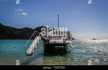 Parc national Abel Tasman sea shuttle boat près de plage pour prendre des passagers dans la région de parc national Abel Tasman, Nouvelle-Zélande le 5 mars 2012 Banque D'Images