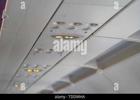 Attacher la ceinture de sécurité et des affiches Interdit de fumer dans les avions, les frais généraux de la console dans un avion. des signes dans l'avion. Banque D'Images