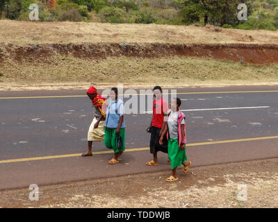 Arusha, Tanzanie - août 2012. Les jeunes garçons locaux non identifiés de marcher sur la route. Banque D'Images