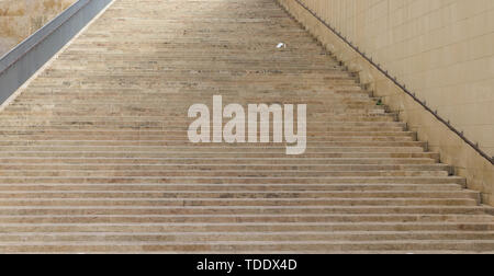 Escalier large faite de rock beige menant vers le haut. Banque D'Images