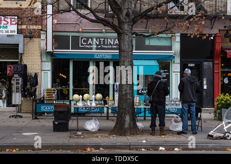 La ville de New York, USA - Novembre 2018 : vendeur de rue, stands d'artisanat junk à Harlem Banque D'Images