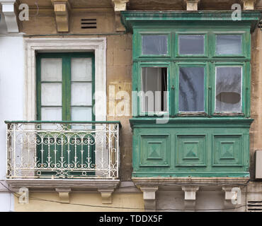 Balcon vert couvert typiquement maltais et windows. Banque D'Images