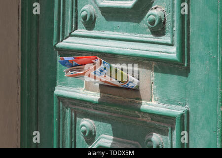 Brochure technique sortant de lettre de porte avant (boîte aux lettres) Banque D'Images
