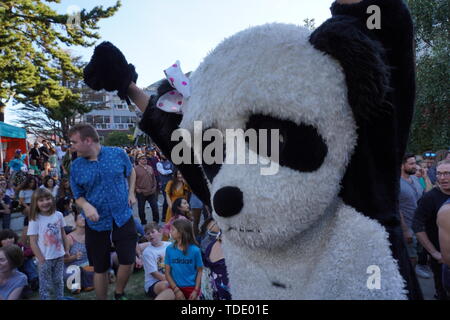 Panda costumes dans une partie de la rue Banque D'Images