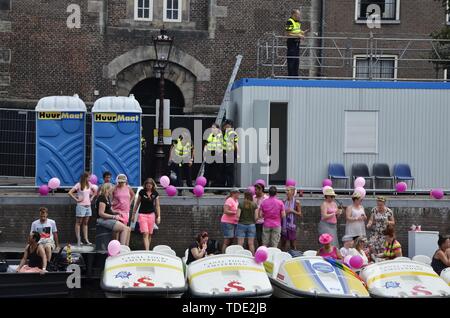Le canal Prinsengracht avec la foule festive, d'agents de police et de stationnement à pédales, à l'heure de la fierté 2018 défilé de bateaux, un événement public annuel Banque D'Images