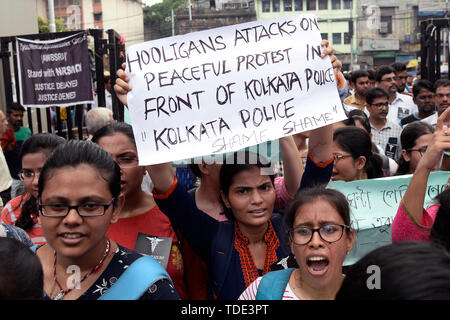 Kolkata, Inde. 14 Juin, 2019. Les médecins en attente affiche et crier un slogan au cours de médecin en grève à l'échelle de l'état après avoir agressé un médecin plus de négligence alléguée à la Lni Ratan Sircar Medical College and Hospital ou RN. Credit : Saikat Paul/Pacific Press/Alamy Live News Banque D'Images