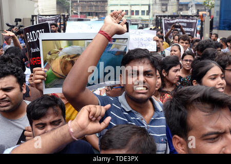 Kolkata, Inde. 14 Juin, 2019. Les médecins en attente affiche et crier un slogan au cours de médecin en grève à l'échelle de l'état après avoir agressé un médecin plus de négligence alléguée à la Lni Ratan Sircar Medical College and Hospital ou RN. Credit : Saikat Paul/Pacific Press/Alamy Live News Banque D'Images