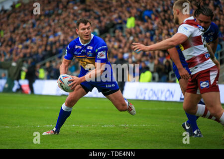 14 JUIN 2019 , l'Émeraude du stade Headingley, Angleterre ; Betfred Super League, Round 18, Leeds Rhinos vs Wigan Warriors ; Brett Ferres de Leeds Rhinos avec la balle Crédit : Craig Milner/News Images Banque D'Images