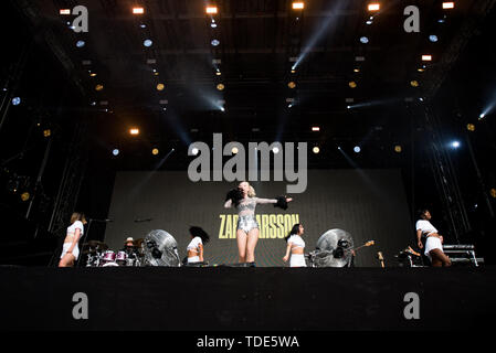 Florence, Italie. 14 Juin, 2019. La chanteuse suédoise Zara Larsson en live sur la scène du festival 2019 Roches de Florence à Florence, Italie, l'ouverture pour Ed Sheeran. Credit : Alessandro Bosio/Pacific Press/Alamy Live News Banque D'Images