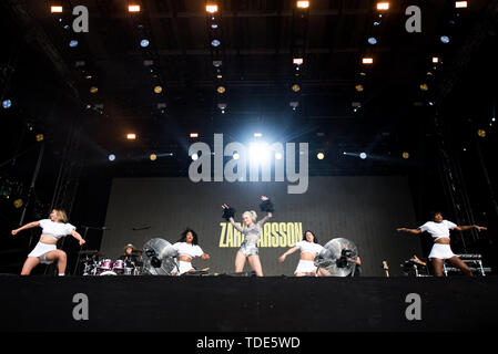 Florence, Italie. 14 Juin, 2019. La chanteuse suédoise Zara Larsson en live sur la scène du festival 2019 Roches de Florence à Florence, Italie, l'ouverture pour Ed Sheeran. Credit : Alessandro Bosio/Pacific Press/Alamy Live News Banque D'Images