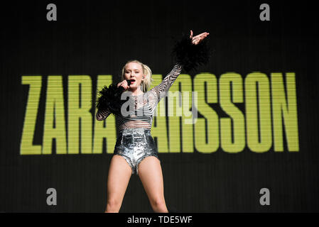 Florence, Italie. 14 Juin, 2019. La chanteuse suédoise Zara Larsson en live sur la scène du festival 2019 Roches de Florence à Florence, Italie, l'ouverture pour Ed Sheeran. Credit : Alessandro Bosio/Pacific Press/Alamy Live News Banque D'Images