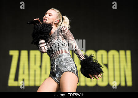 Florence, Italie. 14 Juin, 2019. La chanteuse suédoise Zara Larsson en live sur la scène du festival 2019 Roches de Florence à Florence, Italie, l'ouverture pour Ed Sheeran. Credit : Alessandro Bosio/Pacific Press/Alamy Live News Banque D'Images