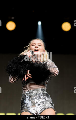 Florence, Italie. 14 Juin, 2019. La chanteuse suédoise Zara Larsson en live sur la scène du festival 2019 Roches de Florence à Florence, Italie, l'ouverture pour Ed Sheeran. Credit : Alessandro Bosio/Pacific Press/Alamy Live News Banque D'Images