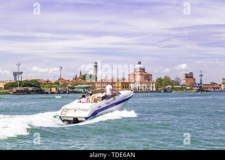 Venise Italie - 25 mai 2019 : motor yacht avec la famille et le chien traverser le Grand canal à Venise Italie Banque D'Images