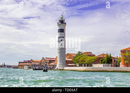 Venise Italie - 26 mai 2019 : Skyline de l'île de Murano avec phare, bateaux et bâtiments industriels Banque D'Images