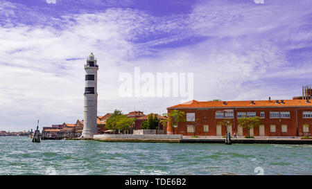 Venise Italie - 26 mai 2019 : Skyline de l'île de Murano avec phare, bateaux et bâtiments industriels Banque D'Images