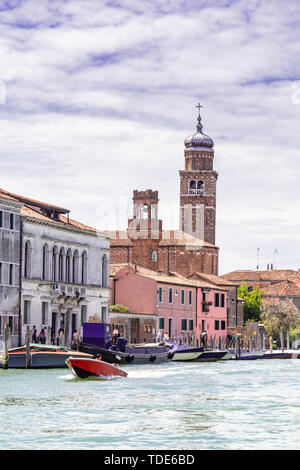 Venise Italie - 26 mai 2019 : l'horizon de l'île de Murano, célèbre en raison de son verre, avec des maisons, des bateaux, des boutiques et des touristes. Banque D'Images