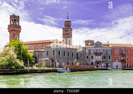 Venise Italie - 26 mai 2019 : l'horizon de l'île de Murano, célèbre en raison de son verre, avec des maisons, des bateaux, des boutiques et des touristes. Banque D'Images