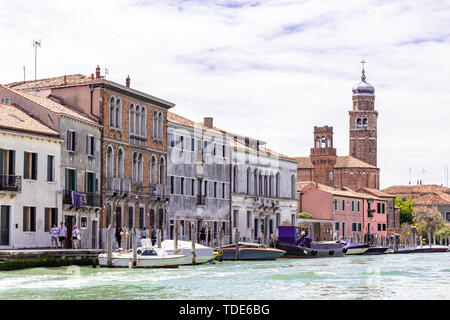 Venise Italie - 26 mai 2019 : l'horizon de l'île de Murano, célèbre en raison de son verre, avec des maisons, des bateaux, des boutiques et des touristes. Banque D'Images