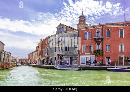 Venise Italie - 26 mai 2019 : l'horizon de l'île de Murano, célèbre en raison de son verre, avec des maisons, des bateaux, des boutiques et des touristes. Banque D'Images