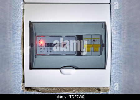 La boîte de distribution électrique de la carte de distribution, avec le compteur. Les disjoncteurs sont des commutateurs qui voyage automatiquement ouvert à interrompre le flux d'élire Banque D'Images