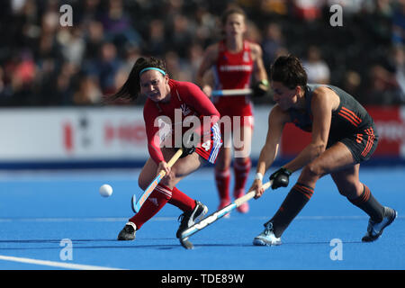 Grande-bretagne Laura Unsworth et Pheninckx Malou néerlandais au cours de la Ligue Pro FIH match à Lee Valley Hockey and Tennis Centre, Londres. Banque D'Images