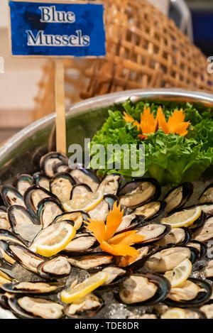 Moules bleues dans les fruits de mer sur ice buffet bar Banque D'Images