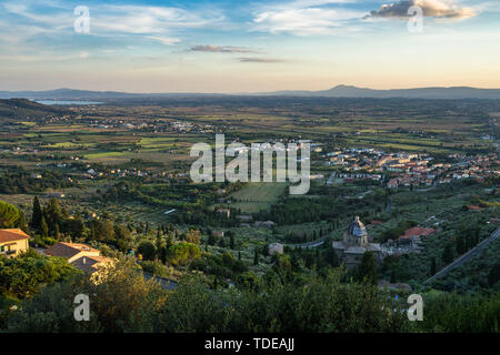 Paysage typique de la Toscane vue de Cortona, une ville médiévale dans la province d'Arezzo, Italie Banque D'Images