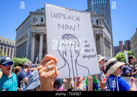 New York, USA. 15 Juin, 2019. Américains inquiets à New York s'est joint à la Coalition de New York pour contester l'atout de Donald sur une journée d'action nationale appelant à une enquête sur l'accusation le 15 juin 2019 à Foley Square. Des événements similaires ont eu lieu dans plus de 130 villes et villages autour du pays, de montrer l'indignation du public au Trump et la pression sur le congrès d'agir. Crédit : Erik McGregor/Pacific Press/Alamy Live News Banque D'Images