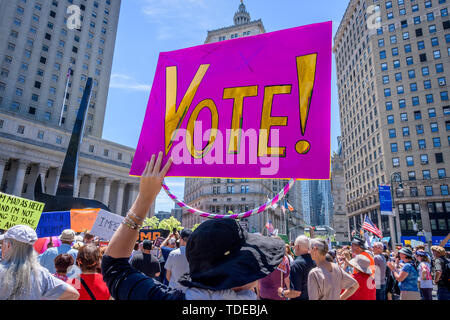 New York, USA. 15 Juin, 2019. Américains inquiets à New York s'est joint à la Coalition de New York pour contester l'atout de Donald sur une journée d'action nationale appelant à une enquête sur l'accusation le 15 juin 2019 à Foley Square. Des événements similaires ont eu lieu dans plus de 130 villes et villages autour du pays, de montrer l'indignation du public au Trump et la pression sur le congrès d'agir. Crédit : Erik McGregor/Pacific Press/Alamy Live News Banque D'Images