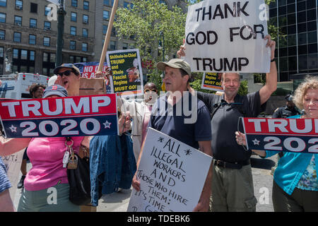 Une poignée de partisans Trump essayer de perturber le rassemblement - Le 15 juin 2019, une coalition de groupes d'activistes, a tenu un rassemblement à Foley Square, New York City exigeant la destitution du président des États-Unis Trump. Mme Carolyn Maloney a annoncé qu'après un examen attentif, elle va faire appel pour une enquête d'impeachment du président des Etats-Unis. Le rassemblement dans la ville de New York a fait partie d'une journée nationale d'action et des militants a tenu des rassemblements similaires à travers les Etats-Unis. (Photo de la société Holtermann-Gorden/Pacific Press) Banque D'Images