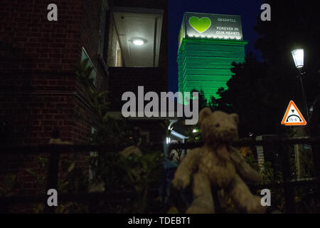 Londres, Royaume-Uni. 14 Juin, 2019. La tour de Grenfell, éclairé en lumière verte, à l'occasion du deuxième anniversaire de l'incendie dans lequel 72 personnes sont mortes et plus de 70 blessés. Credit : Mark Kerrison/Alamy Live News Banque D'Images