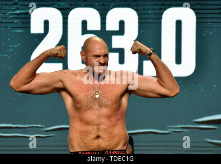 Las Vegas, USA. 14 Juin, 2019. Tyson Fury pèse 263 livres à la pesée d'aujourd'hui à l'hôtel MGM Vendredi 14 Juin, 2019. Tyson Fury va lutter contre l'Allemagne pour la Schwarz Tom titre Intercontinental WBO le 15 juin à l'hôtel MGM Grand de Las Vegas, Nevada. (Photo crédit : ZumaPress Blevins gène/ZUMA/Alamy Fil Live News Crédit : ZUMA Press, Inc./Alamy Live News Banque D'Images