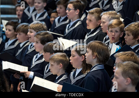 Leipzig, Allemagne. 14 Juin, 2019. Le Thomanerchor sous la direction de Thomaskantor Gotthold Schwarz ouvre le Festival Bach à la Thomaskirche de Leipzig. La devise du festival pour 2019 est 'Hof-Compositeur Bach'. Avant que le compositeur est devenu Thomaskantor, il est employé à la cour depuis de nombreuses années. La musique Johann Sebastian Bach a écrit il y a l'objectif de ce festival de l'année. Par 23 juin, près de 160 événements sont au programme. Credit : Hendrik Schmidt/dpa-Zentralbild/dpa/Alamy Live News Banque D'Images