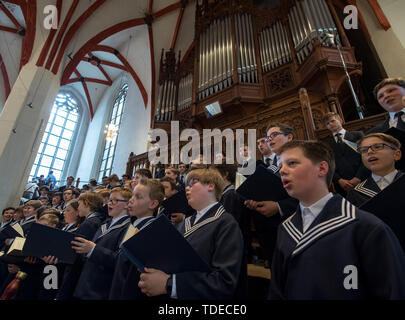 Leipzig, Allemagne. 14 Juin, 2019. Le Thomanerchor sous la direction de Thomaskantor Gotthold Schwarz ouvre le Festival Bach à la Thomaskirche de Leipzig. La devise du festival pour 2019 est 'Hof-Compositeur Bach'. Avant que le compositeur est devenu Thomaskantor, il est employé à la cour depuis de nombreuses années. La musique Johann Sebastian Bach a écrit il y a l'objectif de ce festival de l'année. Par 23 juin, près de 160 événements sont au programme. Credit : Hendrik Schmidt/dpa-Zentralbild/dpa/Alamy Live News Banque D'Images