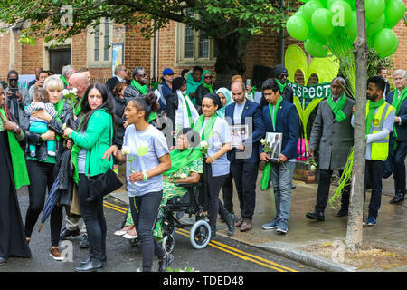 Londres, Royaume-Uni. 14 Juin, 2019. Les survivants, la famille et les amis des victimes portant foulard vert symbolique sont visibles à l'extérieur de l'église St Helen's pendant la commémoration. Le deuxième tour de Grenfell anniversaire commémoration de la tour de feu. Le 14 juin 2017, juste avant 1 h 00 Un incendie a éclaté dans la cuisine du quatrième étage à l'édifice de 24 étages de la tour résidentielle en bloc au nord de Kensington, l'ouest de Londres, qui a coûté la vie à 72 personnes. Plus de 70 autres ont été blessées et 223 personnes se sont échappés. Credit : SOPA/Alamy Images Limited Live News Banque D'Images