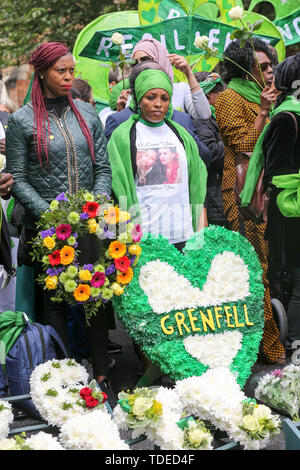 Londres, Royaume-Uni. 14 Juin, 2019. Les survivants, la famille et les amis des victimes portant foulard vert symbolique sont visibles à l'extérieur de l'église St Helen's pendant la commémoration. Le deuxième tour de Grenfell anniversaire commémoration de la tour de feu. Le 14 juin 2017, juste avant 1 h 00 Un incendie a éclaté dans la cuisine du quatrième étage à l'édifice de 24 étages de la tour résidentielle en bloc au nord de Kensington, l'ouest de Londres, qui a coûté la vie à 72 personnes. Plus de 70 autres ont été blessées et 223 personnes se sont échappés. Credit : SOPA/Alamy Images Limited Live News Banque D'Images