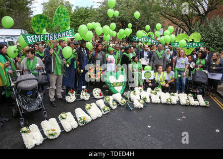 Londres, Royaume-Uni. 14 Juin, 2019. Les survivants, la famille et les amis des victimes portant foulard vert symbolique et holding green ballons sont visibles à l'extérieur de l'église St Helen's pendant la commémoration. Le deuxième tour de Grenfell anniversaire commémoration de la tour de feu. Le 14 juin 2017, juste avant 1 h 00 Un incendie a éclaté dans la cuisine du quatrième étage à l'édifice de 24 étages de la tour résidentielle en bloc au nord de Kensington, l'ouest de Londres, qui a coûté la vie à 72 personnes. Plus de 70 autres ont été blessées et 223 personnes se sont échappés. Credit : SOPA/Alamy Images Limited Live News Banque D'Images