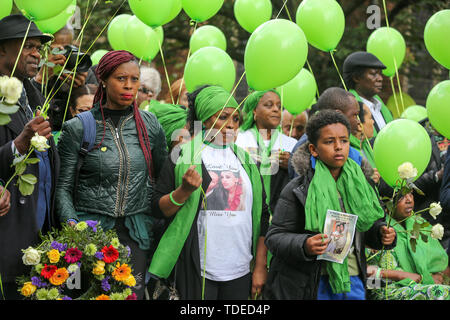 Londres, Royaume-Uni. 14 Juin, 2019. Les survivants, la famille et les amis des victimes portant foulard vert symbolique et holding green ballons sont visibles à l'extérieur de l'église St Helen's pendant la commémoration. Le deuxième tour de Grenfell anniversaire commémoration de la tour de feu. Le 14 juin 2017, juste avant 1 h 00 Un incendie a éclaté dans la cuisine du quatrième étage à l'édifice de 24 étages de la tour résidentielle en bloc au nord de Kensington, l'ouest de Londres, qui a coûté la vie à 72 personnes. Plus de 70 autres ont été blessées et 223 personnes se sont échappés. Credit : SOPA/Alamy Images Limited Live News Banque D'Images